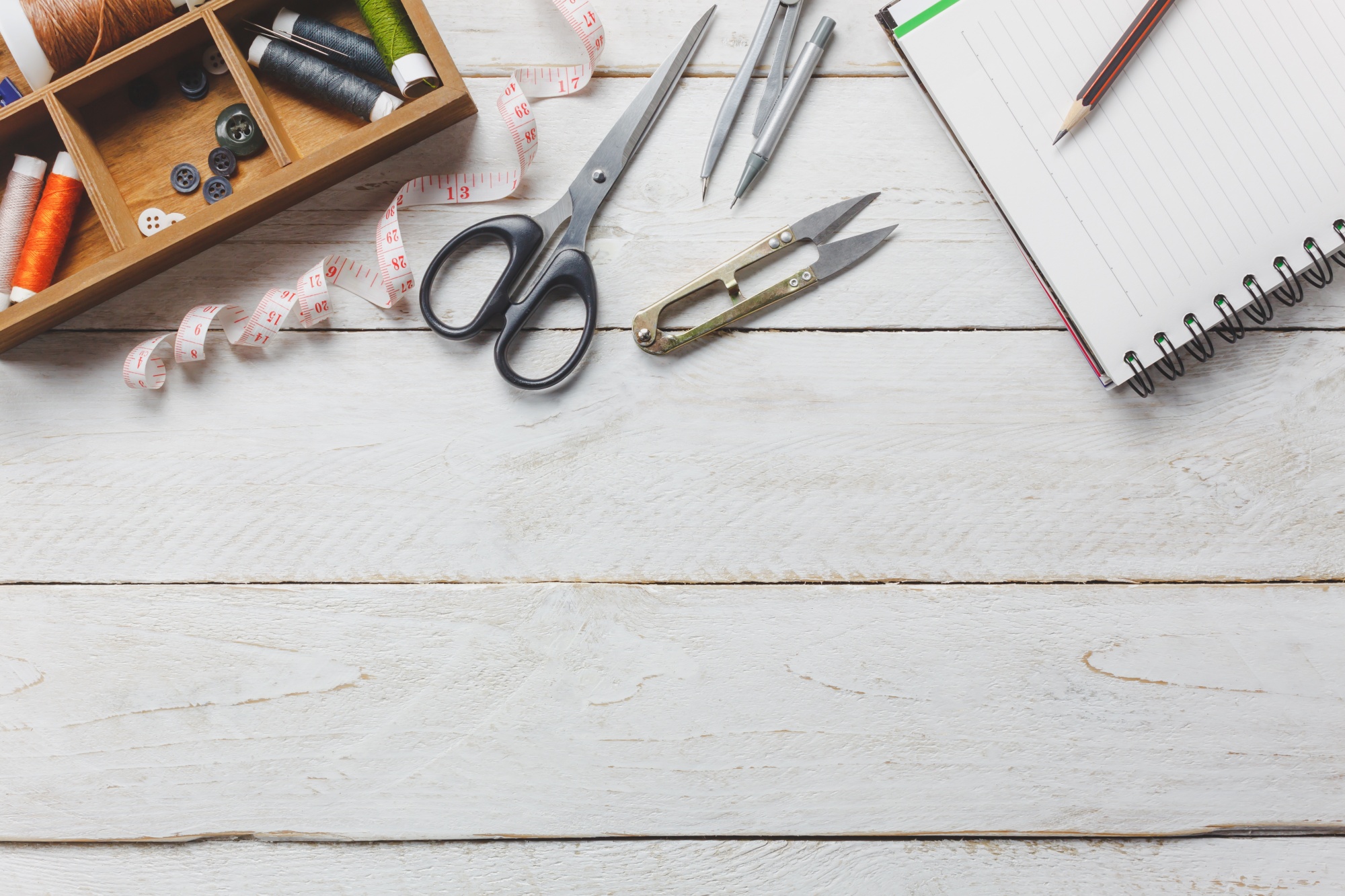 Workshop table with threads and scissors